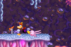 Un lapin rose frappant Rayman avec ses oreilles.
