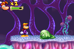 Un slime vert face à Rayman.