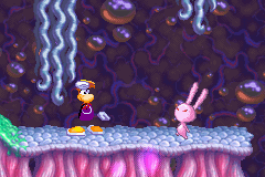 Un lapin rose face à Rayman.