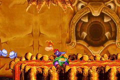 Rayman lançant ses poings pour faire avancer une prune.