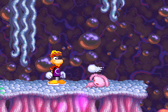 Un lapin rose se baissant pour éviter le poing de Rayman.