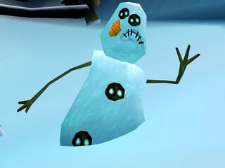 Un pupazzo di neve con un espressione triste.