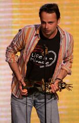 Michel Ancel avec le trophée du meilleur jeu adapté d'un film.