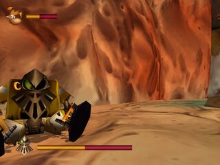 Le même Sbire Jaune, cette fois assis sur le sol, en train de se remettre sa chute.