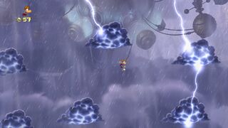 Les nuages orageux qui lancent des éclairs sont fréquents dans cette zone.
